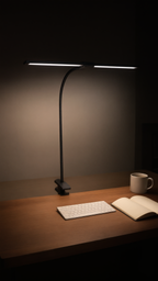 Lampe de bureau LED fixée par une pince au bord d'un bureau, la nuit